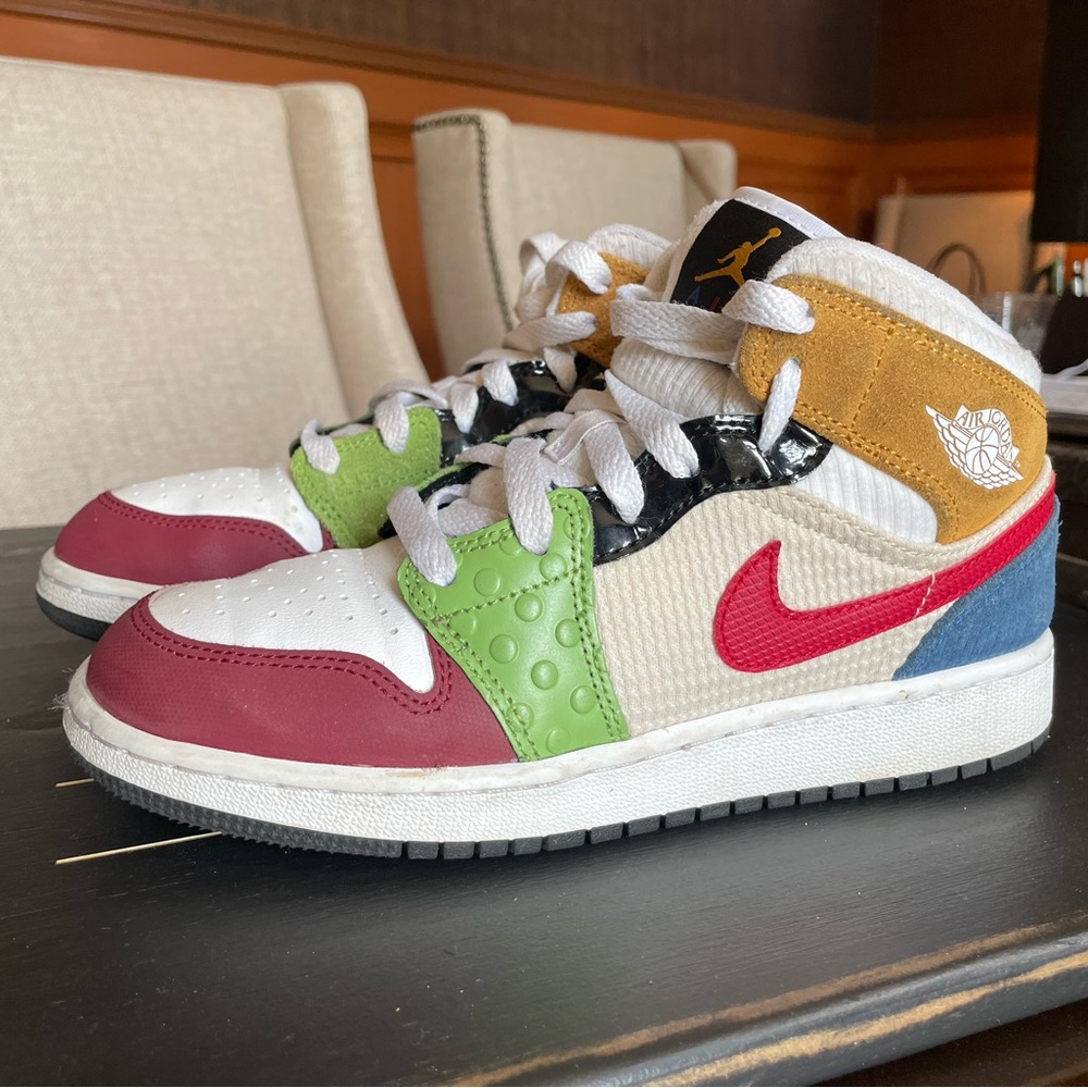 Jordan 1 Mid SE "Messy Room" Shoe US Size 5Y